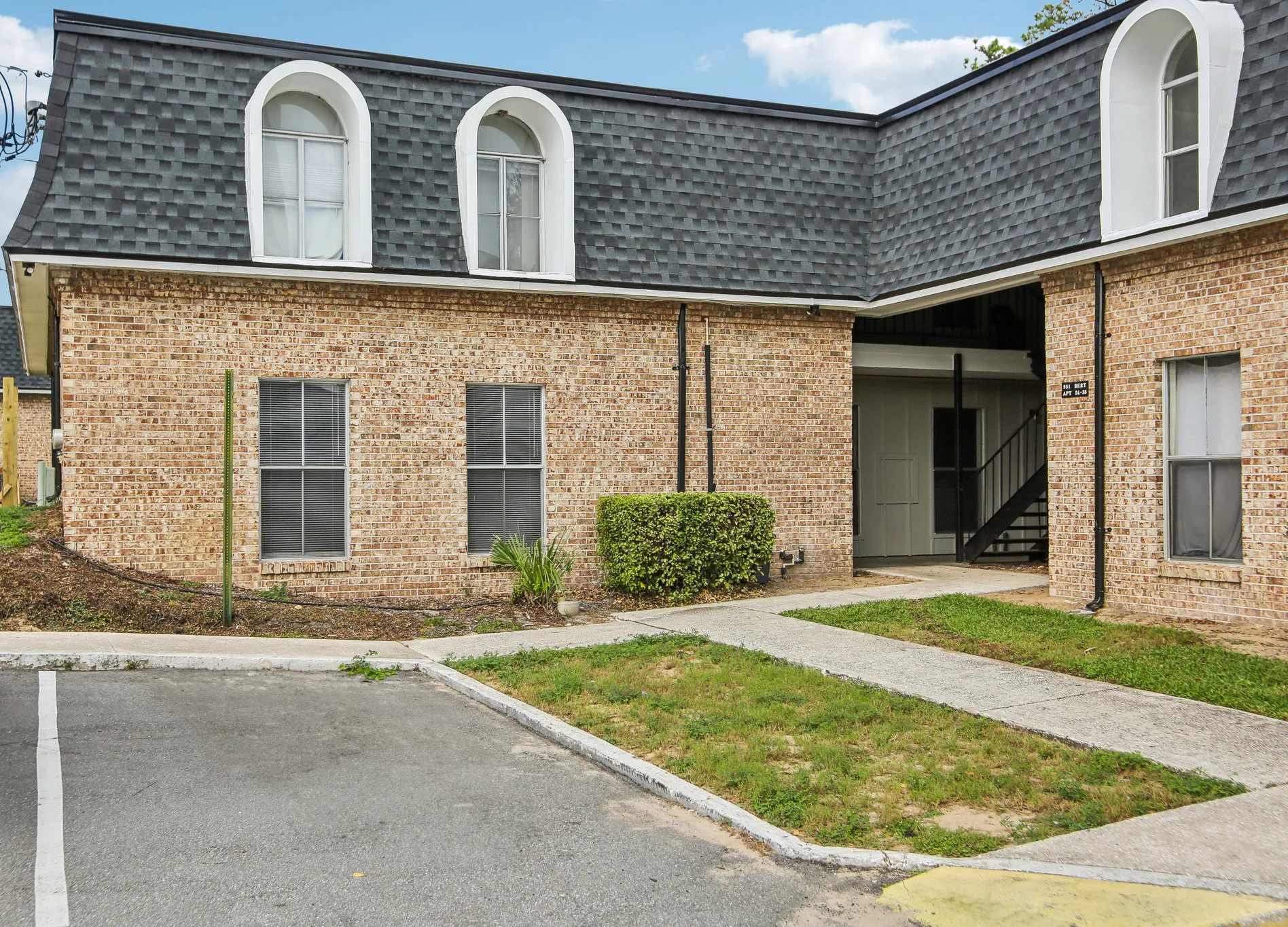Grand Oaks exterior